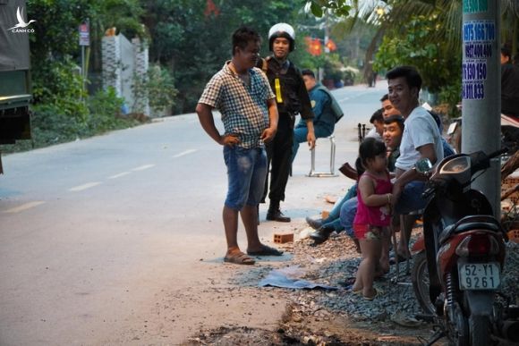 Đêm tối, công an khuyến cáo nhưng người dân vẫn tụ tập xem bắt kẻ bắn chết 5 người ở Củ Chi - Ảnh 3.