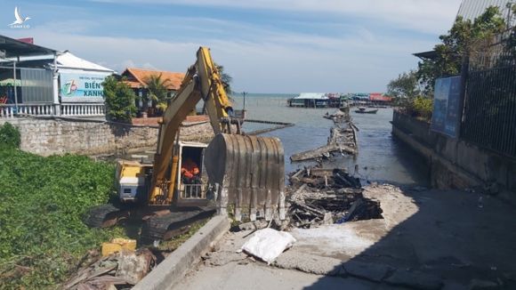 Cầu cảng Hàm Ninh đang được tháo dỡ /// Ảnh: Hoàng Trung