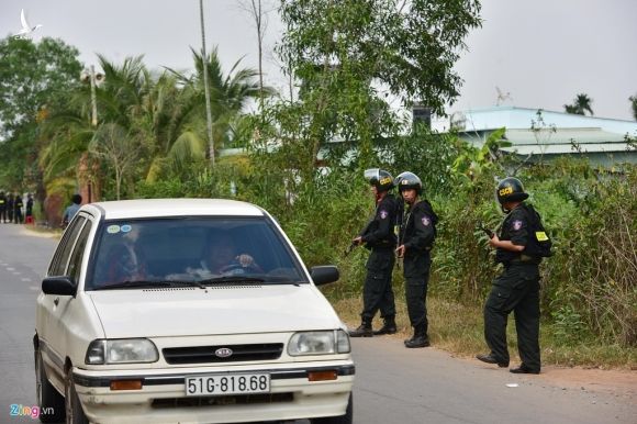 An ninh siet chat noi canh sat vay bat nghi can ban chet 5 nguoi hinh anh 10 CC011_zing.jpg