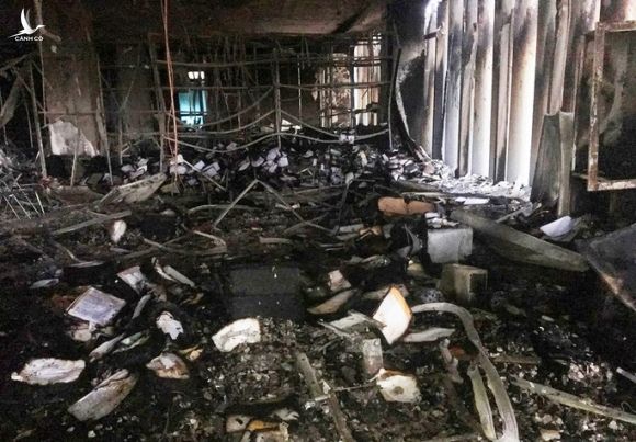 Hiện trường vụ cháy tòa nhà dầu khí Thanh Hóa khiến 2 người chết, 13 người bị thương - Ảnh 1.