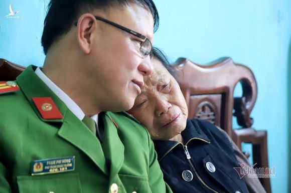 Chiều cuối năm nghẹn ngào ở gia đình Phó Trung đoàn trưởng hy sinh tại Đồng Tâm