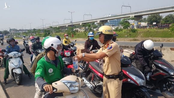 Người dân bất ngờ bị CSGT trên xa lộ Hà Nội mời vào... phát nước để về Tết - ảnh 1