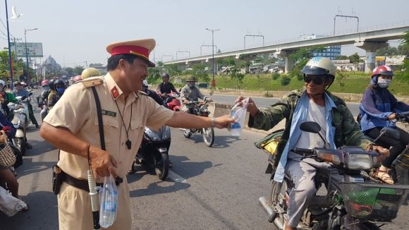 Người dân bất ngờ bị CSGT trên xa lộ Hà Nội mời vào... phát nước để về Tết - ảnh 2