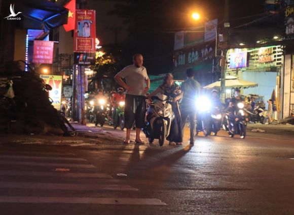 CSGT đo nồng độ cồn phố nhậu Sài Gòn, chủ quán chơi chiêu để bảng ‘Có giao thông’ - ảnh 3