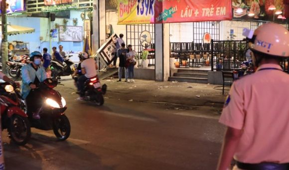CSGT đo nồng độ cồn phố nhậu Sài Gòn, chủ quán chơi chiêu để bảng ‘Có giao thông’ - ảnh 1