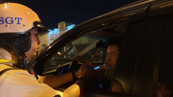 Việt kiều Pháp bị CSGT đo nồng độ cồn: ‘Uống 1 ly, bị giam xe, tức quá!'’ - ảnh 1