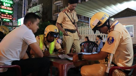 CSGT đo nồng độ cồn phố nhậu Sài Gòn, chủ quán chơi chiêu để bảng ‘Có giao thông’ - ảnh 6