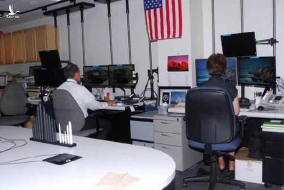 Nhân viên DEFSMAC tại căn cứ ở bang Maryland đang giám sát tình hình phóng tên lửa trên toàn cầu /// Ảnh: NSA.gov