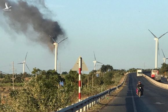 Tuôcbin điện gió đầu tiên bị cháy ở Việt Nam, thiệt hại lớn thế nào? - Ảnh 1.