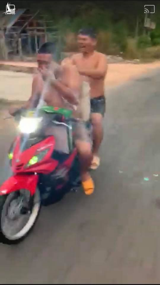 Hai thanh niên vừa chạy xe máy vừa tắm bị xử phạt 3,2 triệu đồng - Ảnh 2.