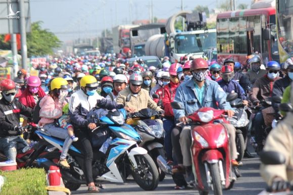 Hàng chục ngàn xe máy chen chúc dưới trời nắng nóng nhích về miền Tây - Ảnh 1.