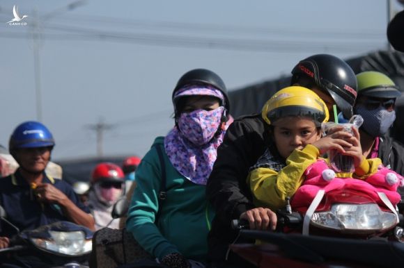 Hàng chục ngàn xe máy chen chúc dưới trời nắng nóng nhích về miền Tây - Ảnh 7.