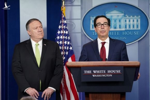 Ngoại trưởng Mỹ Mike Pompeo (trái) và Bộ trưởng Tài chính Mỹ Steven Mnuchin trong buổi họp báo tại Nhà Trắng ngày 10.1 /// Reuters