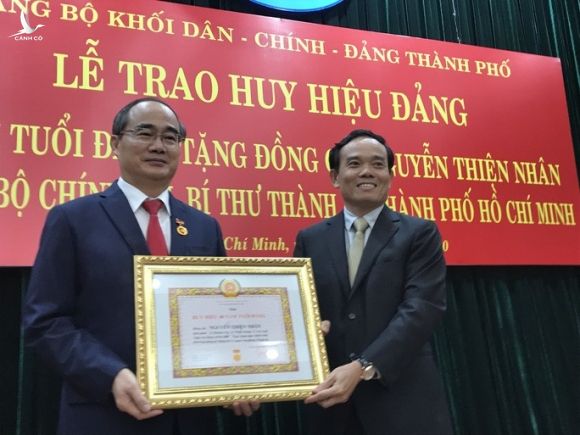 Bí thư Nguyễn Thiện Nhân xúc động khi nhận huy hiệu 40 năm tuổi Đảng - Ảnh 1.
