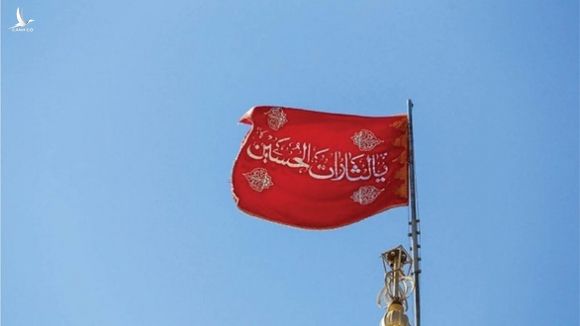 Sự thật về cờ đỏ máu lần đầu treo trên thánh đường ở Iran - Ảnh 1.