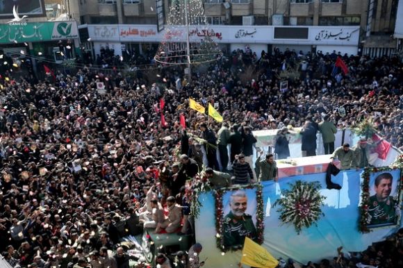 Sự thật về cờ đỏ máu lần đầu treo trên thánh đường ở Iran - Ảnh 2.