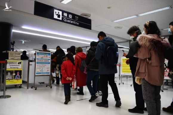 Hành khách từ Vũ Hán được kiểm tra sức khỏe nghiêm ngặt tại sân bay Narita ở thủ đô Tokyo, Nhật Bản ngày 23.1 /// AFP