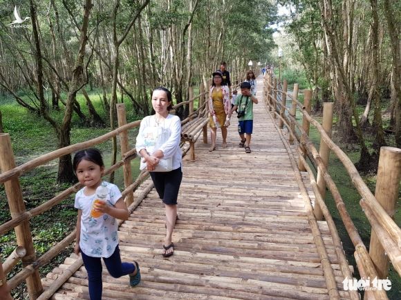 Khách đi cầu Tre dài nhứt Việt Nam 10km mỏi chân thì ăn buffet bánh tét, bánh bò - Ảnh 1.