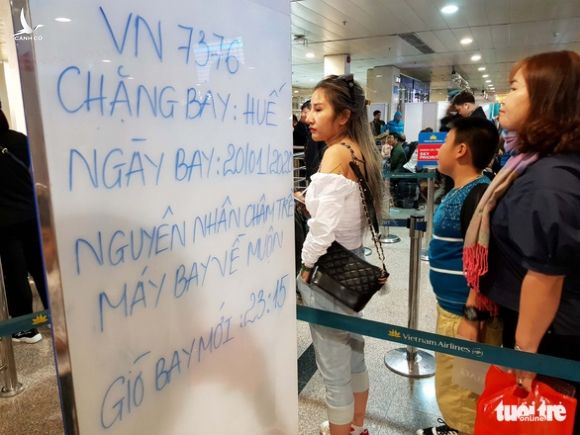 Máy bay liên tục hoãn chuyến, hành khách nằm, ngồi la liệt ở Tân Sơn Nhất - Ảnh 5.