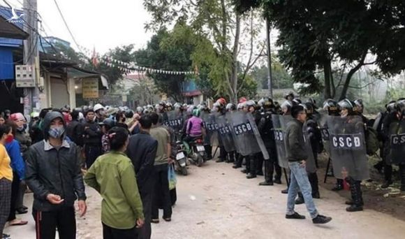 Lực lượng chức năng bảo vệ hiện trường nơi xảy ra vụ việc ở xã Đồng Tâm /// Ảnh: TTXVN