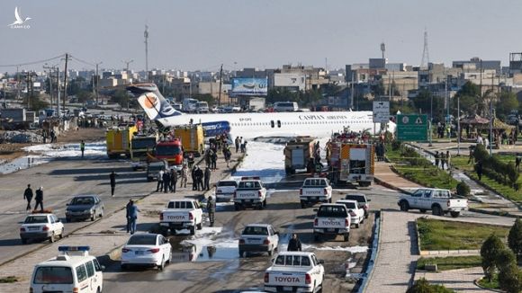 Máy bay Iran chở 135 người nằm trên xa lộ cạnh sân bay tại thành phố Bandar-e Mahshahr ngày 27.1 /// AFP