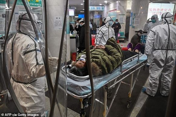 Nhân viên y tế chăm sóc bệnh nhân nhiễm virus corona tại bệnh viện dã chiến Hội chữ thập đỏ Vũ Hán. Ảnh: AFP