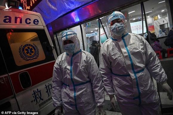 Nhân viên y tế mang quần áo bảo hộ tại bệnh viện Hội chữ thập đỏ Vũ Hán. Ảnh: AFP