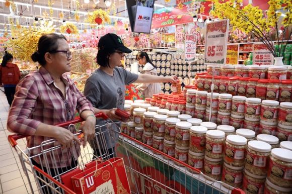 Người dân mua hàng tết tại một siêu thị trên đường Tô Hiến Thành (Q.10, TP.HCM) /// Ảnh: Ngọc Dương