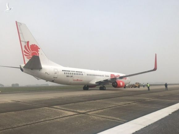Máy bay Malaysia vừa rời Nội Bài đã xin quay lại vì phát hiện nổ lốp - 1