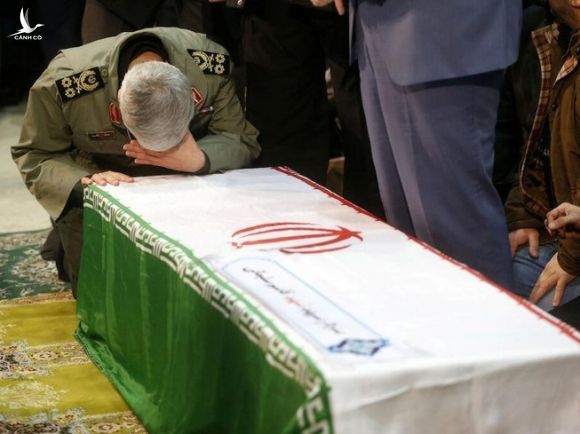 Tướng Ghaani khóc tại đám tang Tướng Soleimani.