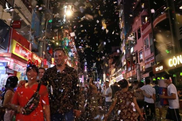 Người dân đổ ra đường xem pháo hoa, chào đón năm mới 2020 - Ảnh 9.