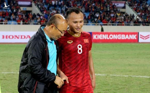 HLV Park Hang-seo bị Kiatisak vượt mặt, Việt Nam góp 3 cầu thủ xuất sắc nhất Đông Nam Á - Ảnh 1.
