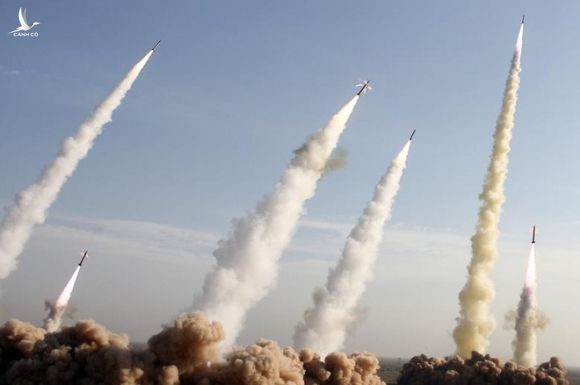 Tình báo Mỹ phát hiện tên lửa đạn đạo Iran đã vào thế sẵn sàng khai hỏa - Ảnh 1.