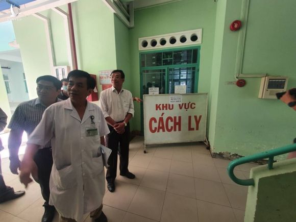 Khách Trung Quốc quậy bệnh viện vì con bị kiểm tra virus corona - Ảnh 1.