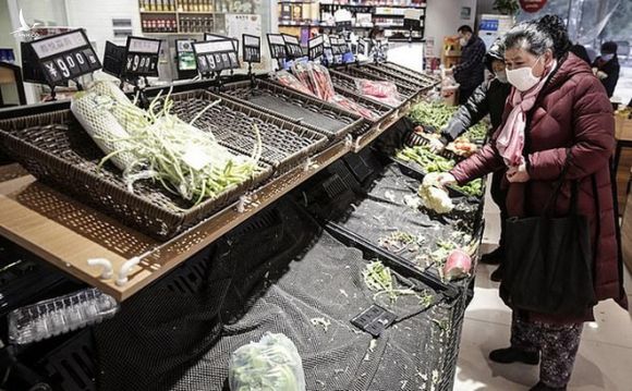 “Khủng hoảng rau” trong tâm dịch Vũ Hán: Dân ùn ùn đi mua rau, giá tăng gấp 10 lần mà vẫn thiếu và nỗi lo không có rau ăn