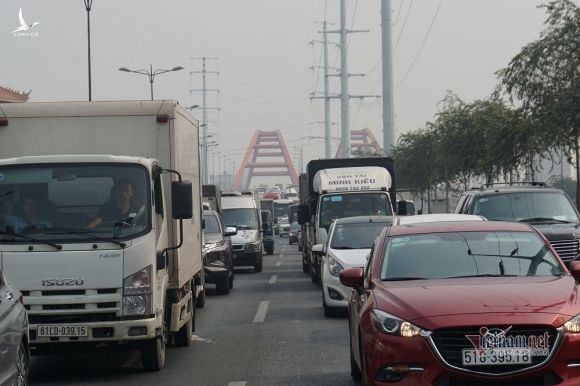 Tân Sơn Nhất ngày 900 chuyến, nhà ga chật ních, cửa ngõ tê liệt