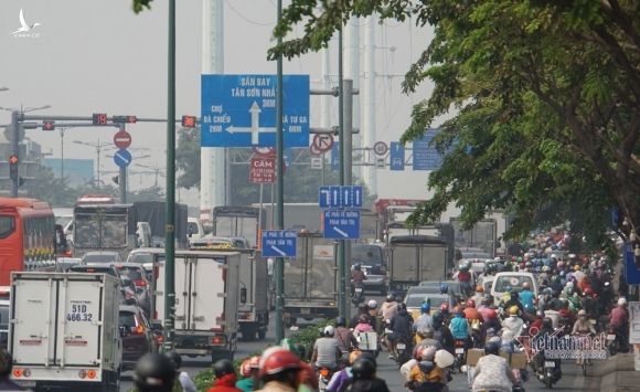 Tân Sơn Nhất ngày 900 chuyến, nhà ga chật ních, cửa ngõ tê liệt