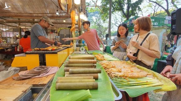 Người Sài Gòn nô nức đến Công viên Lê Văn Tám ăn Tết sớm - ảnh 4