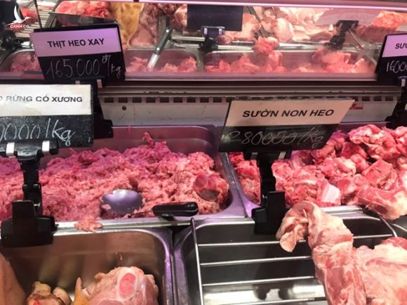 Giá thịt lợn đông lạnh tại TP.HCM rẻ hơn rất nhiều so với thịt lợn tươi sống - ảnh 1