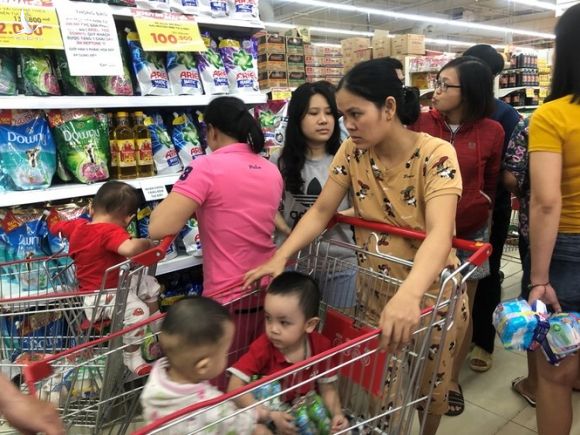 Nửa đêm, dân Sài Gòn vẫn rồng rắn vào siêu thị sắm tết - ảnh 12