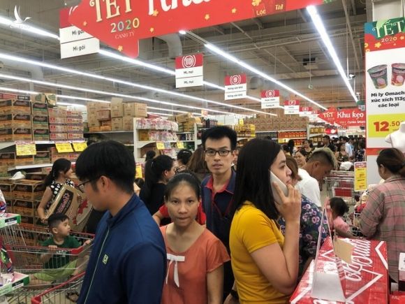 Nửa đêm, dân Sài Gòn vẫn rồng rắn vào siêu thị sắm tết - ảnh 13