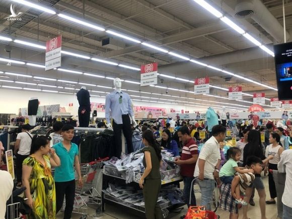 Nửa đêm, dân Sài Gòn vẫn rồng rắn vào siêu thị sắm tết - ảnh 17
