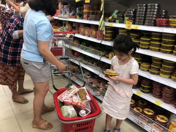 Nửa đêm, dân Sài Gòn vẫn rồng rắn vào siêu thị sắm tết - ảnh 15