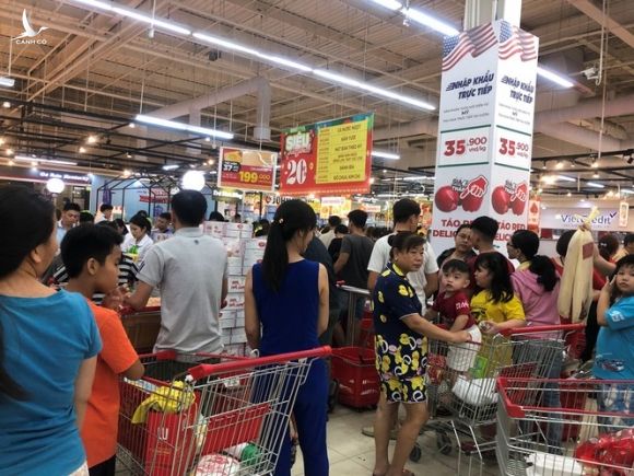 Nửa đêm, dân Sài Gòn vẫn rồng rắn vào siêu thị sắm tết - ảnh 18