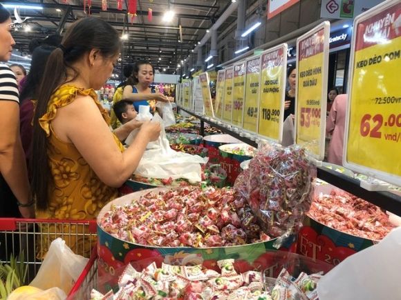 Nửa đêm, dân Sài Gòn vẫn rồng rắn vào siêu thị sắm tết - ảnh 22