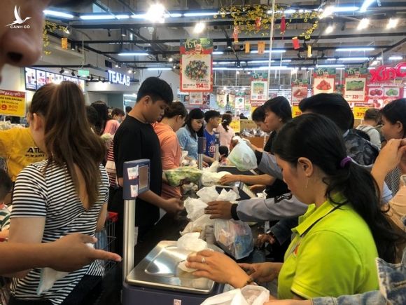 Nửa đêm, dân Sài Gòn vẫn rồng rắn vào siêu thị sắm tết - ảnh 3