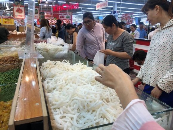 Nửa đêm, dân Sài Gòn vẫn rồng rắn vào siêu thị sắm tết - ảnh 24