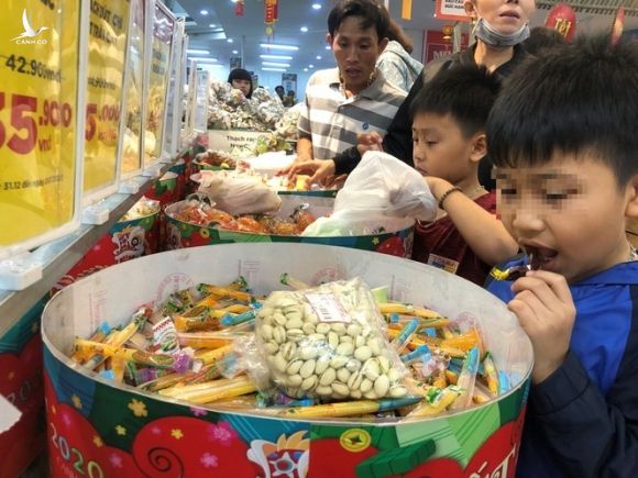 Nửa đêm, dân Sài Gòn vẫn rồng rắn vào siêu thị sắm tết - ảnh 26