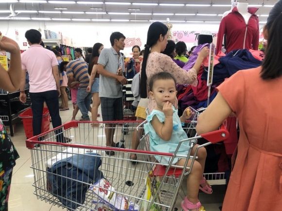 Nửa đêm, dân Sài Gòn vẫn rồng rắn vào siêu thị sắm tết - ảnh 10