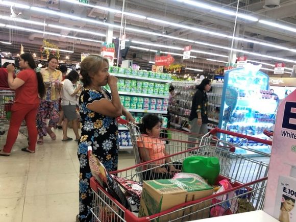 Nửa đêm, dân Sài Gòn vẫn rồng rắn vào siêu thị sắm tết - ảnh 11
